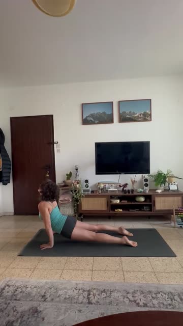 Noa in Upward Dog